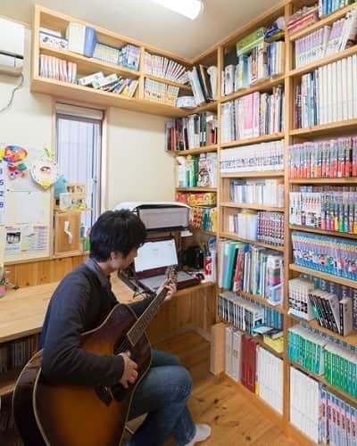 河合の家【KAWAiのおうち】のインスタグラム：「家のどこにいても大好きな「本」を楽しめるM様邸。絶妙な狭さが落ち着くパパの書斎は、壁一面に本棚を造作しました。普段はパパのプライベート空間ですが、時には家族みんなで本を読むこともあるそうです。 * #河合工務店 #KAWAINOIE #自然素材 #健康住宅 #檜 #無垢 #シックハウス #喘息 #アレルギー #注文住宅 #新築 #リフォーム #マイホーム #ナチュラル #木の家 #インテリア #デザイン #LDK #内装 #一戸建て #木のぬくもり #三河 #豊橋の工務店 #豊橋 #豊川 #田原 #新城 #蒲郡 #湖西」