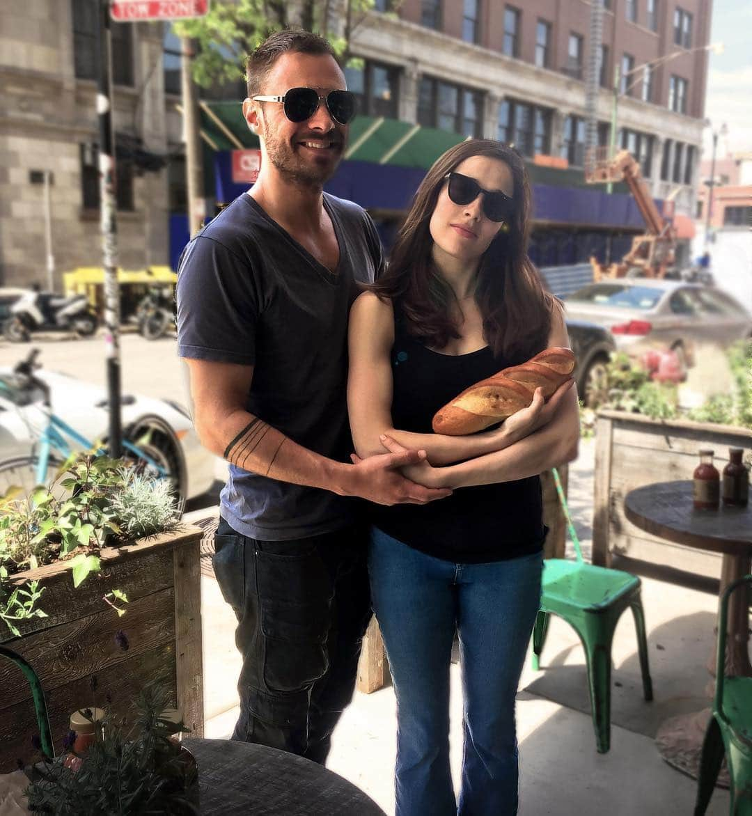 マリーナ・スコーシアーティさんのインスタグラム写真 - (マリーナ・スコーシアーティInstagram)「Burzek & our baguette baby. 🥖😍 We can't wait to see you all in France, samedi et dimanche! À bientôt mes amies! 🇫🇷 #dontmesswithChicago #Burzek #baugette #conventions #squad #Paris #amies❤️ #crossiant #hiatus #actorlife #havepassportwilltravel #ihavebeentakingfrenchlessonsandcanonlyspeakinthepresentandusepassecomposésofar」5月18日 23時49分 - marinasqu