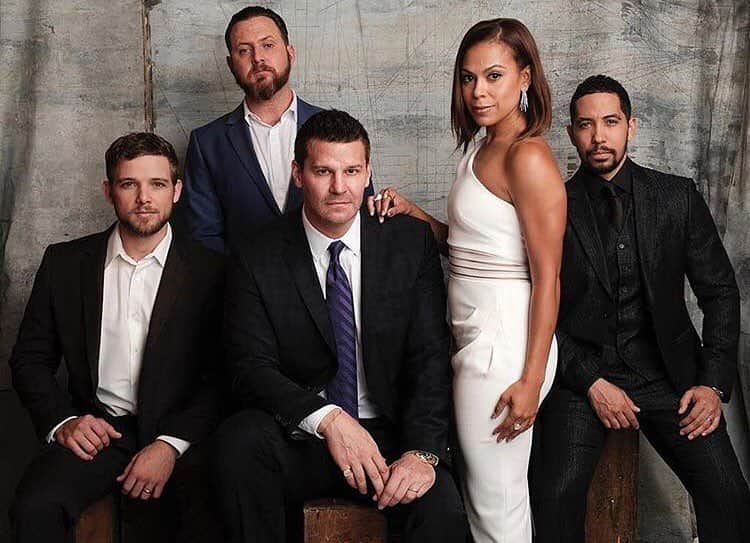 デヴィッド・ボレアナズのインスタグラム：「david with the seal team cast @sealteamcbs」
