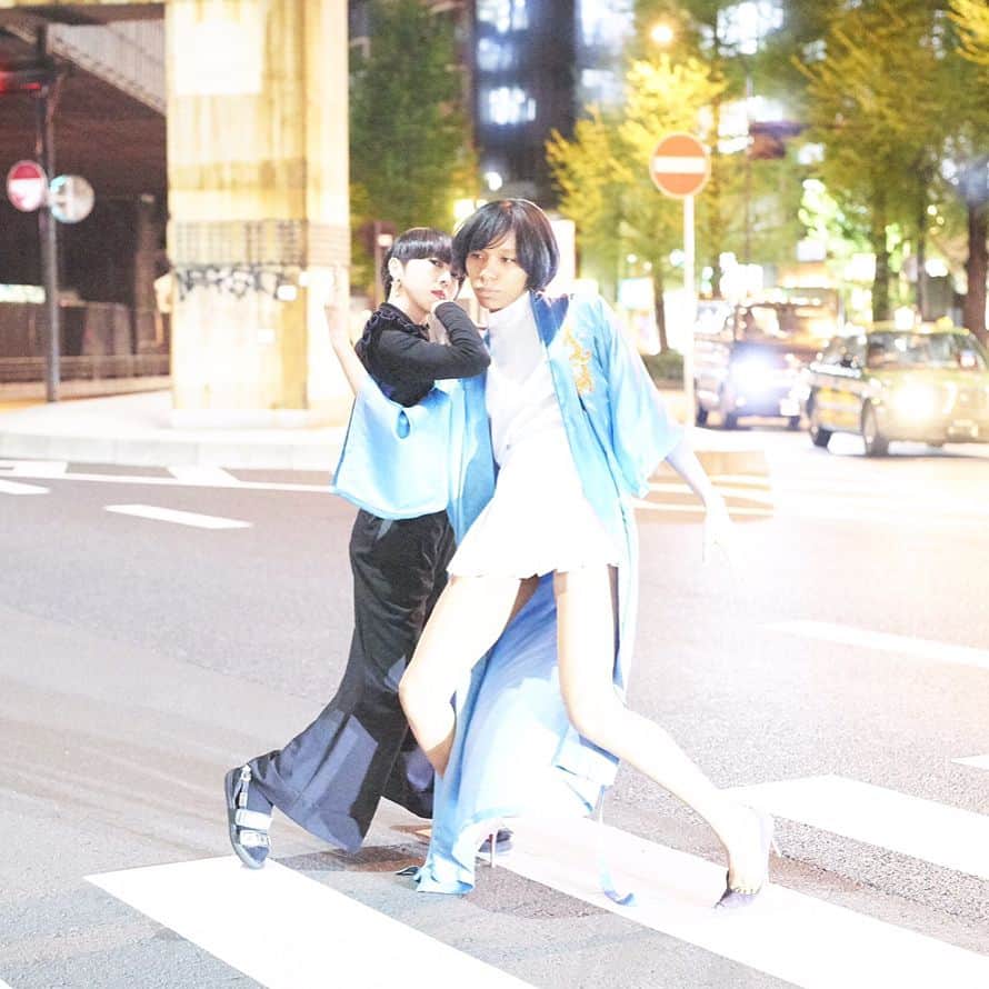 MIKIKOのインスタグラム：「女王蜂アヴちゃんとCINRA様での対談&フォトセッション。ポージング合戦も楽しかった ▼女王蜂アヴちゃん×MIKIKO対談 「人」の力を信じる表現者たち http://www.cinra.net/interview/201705-ziyoouvachi」