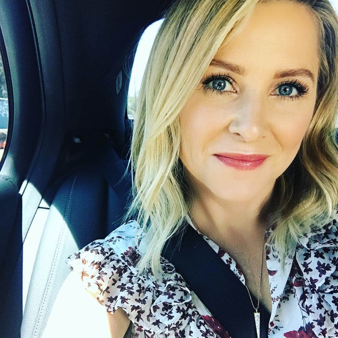 ジェシカ・キャプショーのインスタグラム：「Back seat selfie on the way to work this morning...#greysanatomy #season13finale  Oh my, oh my...」