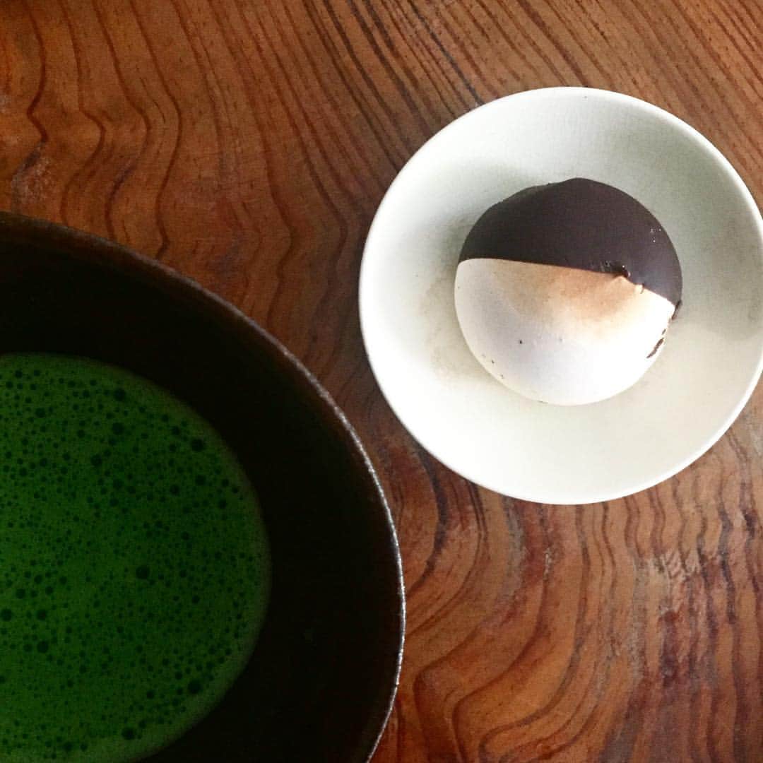 山本浩未さんのインスタグラム写真 - (山本浩未Instagram)「メレンゲにチョコをかけた「#ヨーヨー」ってお菓子にハマってます。お取寄せしたの全部食べちゃう恐れあり😅奈良の#パティスリークリアン 一口でサクッとクシュっと蕩けるのヤバイ美味しさ❤️#星野製茶園」5月19日 9時46分 - hiromicoy