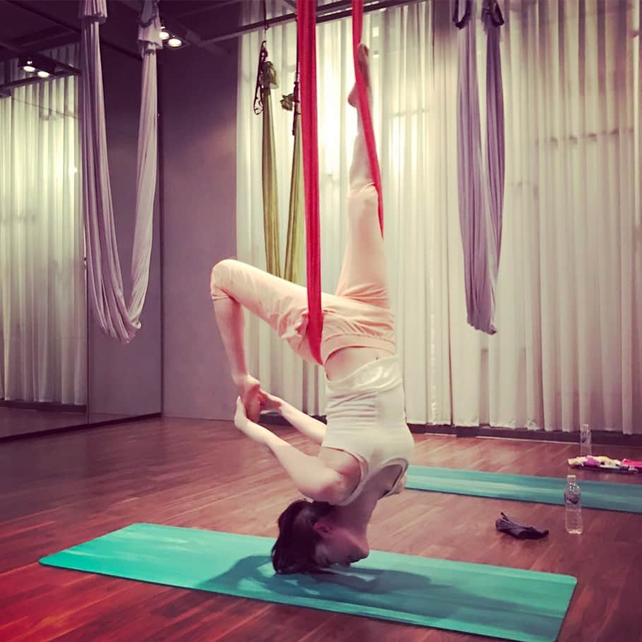 櫻井麻美さんのインスタグラム写真 - (櫻井麻美Instagram)「エアリアルヨガに挑戦！ 背が高すぎるのか顔面が床にめり込みそうです  #seoul  #エアリアルヨガ #omfactoryseoul  #요가  #初挑戦」5月19日 11時55分 - mamiosakurai