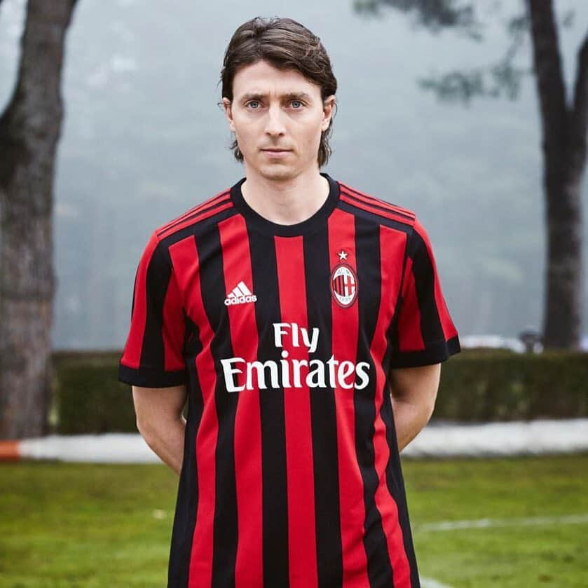 リッカルド・モントリーヴォさんのインスタグラム写真 - (リッカルド・モントリーヴォInstagram)「🆕👕🔴⚫ ! Our new @acmilan 17/18 Home kit by @adidasfootball.  Tradition meets innovation👌 #HereToCreate #weareacmilan」5月19日 17時08分 - montolivo