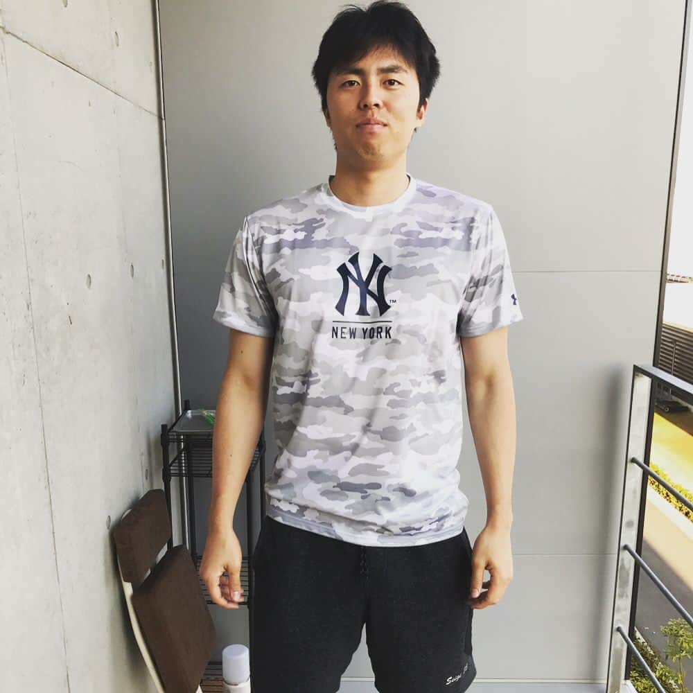 のインスタグラム：「おそろいっす。 撮影場所はベランダっす。 #MLBベースボールTシャツ #アンダーアーマー #TeamUA」