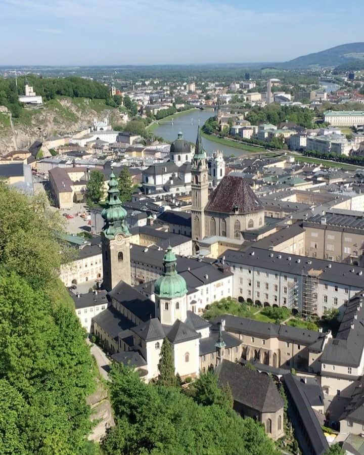 Hatice Korkmaz The Color Queenのインスタグラム：「Awesome view of Salzburg from Hohensalzburg Castle😍 @visitsalzburg  19 Mayis Ataturk'u Anma Genclik ve Spor Bayramimiz kutlu olsun❤️🙏#salzburg #austria #visitsalzburg」