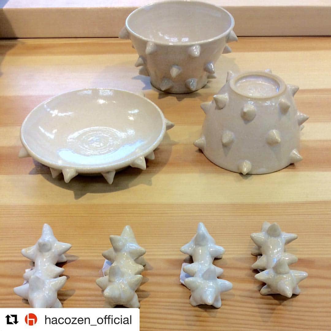 スーパー浮世絵『江戸の秘密』展のインスタグラム：「#Repost @hacozen_official (@get_repost) ・・・ タイラミホコさんの「つぶつぶ」シリーズ✨ 架空の海の生物をイメージ。 大切な時間を、楽しい作品で寄り添えたらという思いを持って作陶されています✨  #hacozen #タイラミホコ #うつわ #めし碗 #そばちょこ #つぶつぶ #箸置き #和食器 #作家  #tokyo #茅場町」