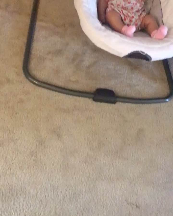のインスタグラム：「Seriously! 😆 Can this baby be any cuter?? 😍❤️😫 Love getting videos and pictures of my Great Neice baby Eva from my niece Emi @dance_flu #Happy2MonthsOld #BabyEva #LoveHerSoMuch」