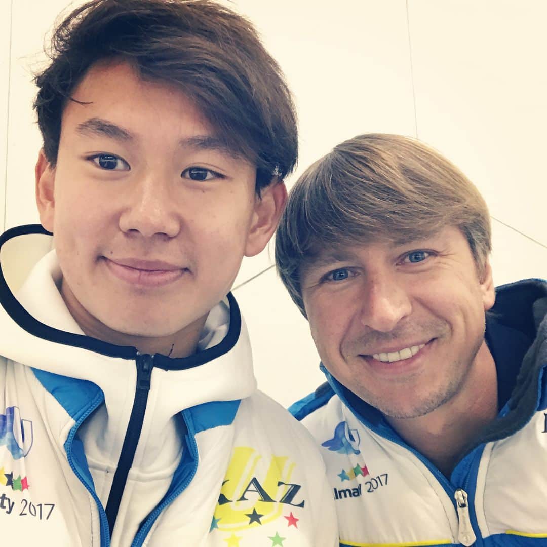 デニス・テンのインスタグラム：「Вот и подошёл к концу наш благотворительный Мастер-Класс «Биікке Ұмтыл», в рамках которого были проведены ледовые семинары, уроки современных танцев, лекции от интересных личностей и фан-встреча.  Хотелось бы поблагодарить всех, кто поддержал эту идею бесплатной программы для самых одаренных фигуристов Казахстана. Спасибо спортивному руководству акимата г. Алматы, федерации фигурного катания Алматы, ледовой арене "Almaty Arena", а также компании "Технодом" за то, что сделали этот благородный праздник возможным.  Однако, праздник бы не состоялся без бесценных наставлений Алексея Ягудина, участия выдающихся танцоров Серика Ташанова и Асхата Аслана, наших вдохновляющих гостей Санжара Мадиева и Армана Сулейменова.  Сегодня дети возвращаются домой и делают это, я надеюсь, не такими как прежде, а абсолютно "обновлёнными" — заряженными новыми знаниями, свежим вдохновением и взглядом как на спортивную деятельность, так и на личностную составляющую. Спасибо детям и всем, кто помогал в организации события. Спасибо фан-клубу! Надеюсь, увидимся вскоре вновь! #БиіккеҰмтыл」