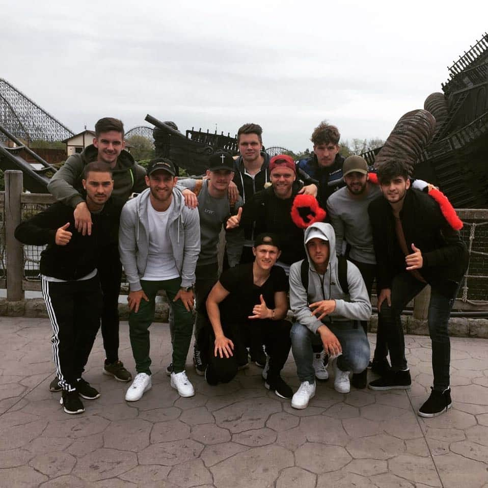 モーリス・ハーシュのインスタグラム：「Crew 🙏🏼👌🏼👊🏼 #heidepark #crewlife #einteam #friendship #danke 🍀⚽️」