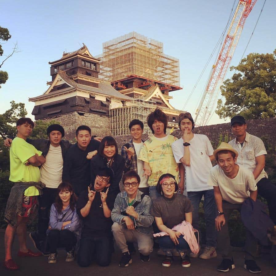 松谷賢示さんのインスタグラム写真 - (松谷賢示Instagram)「みんなで熊本城。 熊本の皆さんに THE  EMPTY  STAGE をお届けに参りました。 本日、全力でがんばります。  #熊本 #熊本城 #エンプティーステージ  #THEEMPTYSTAGE  #全国ツアー  #バッファロー吾郎竹若  #ギンナナ #ニブンノゴ! #南海キャンディーズ静ちゃん #スパイク松浦 #三秋里穂 #タケト #善積知樹 #水玉れっぷう隊ケン #夜は決起集会 #ガリチュウ福ちゃん #の同級生のお店 #福みみ #で美味しい物をいっぱい #頂きました」5月20日 5時22分 - mizutamarepputai_ken