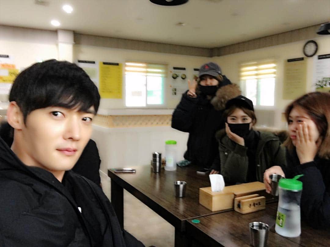 チェ・ジニョクさんのインスタグラム写真 - (チェ・ジニョクInstagram)「. . . . . . . . Am 06:00 터널...드디어 완전히 끝났다... 아침인지 저녁인지 모르는...먹으러... 준영,수희,민아,하미,민우 시끼들...고생많았다... . P.S 사진못찍어서 미안하다....그냥 내폰에 남기고 싶었을 뿐이야 ㅠㅠ」5月20日 6時07分 - real_jinhyuk