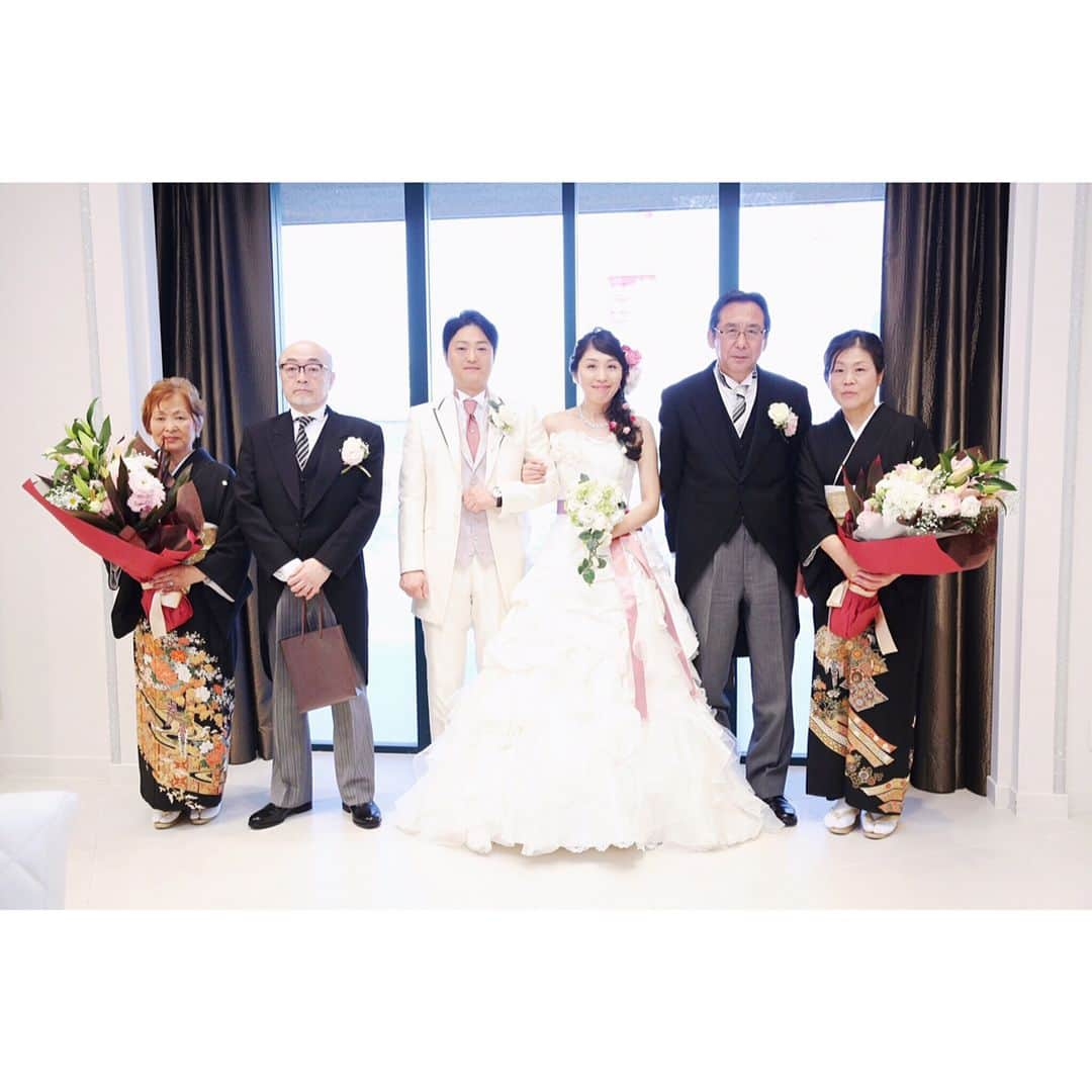 FAST WEDDING VITAさんのインスタグラム写真 - (FAST WEDDING VITAInstagram)「ご家族と和やかなご結婚式でした🎂✨ #fastweddingvita #ファストウェディングヴィータ #結婚式#結婚#結婚式場#ブライダル #チャペル#ウェディング #ウェディングレポ #プレ花嫁#卒花嫁#プレ花嫁卒業 #花嫁#花嫁ヘア #結婚準備#結婚式準備#結婚式DIY #日本中のプレ花嫁さんと繋がりたい #全国のプレ花嫁さんと繋がりたい #東京#品川区#天王洲アイル #ウェディングドレス #カラードレス #ウェディングフォト #フォトウェディング #結婚写真#結婚式前撮り#カメラマン」5月20日 9時03分 - fast_wedding_vita