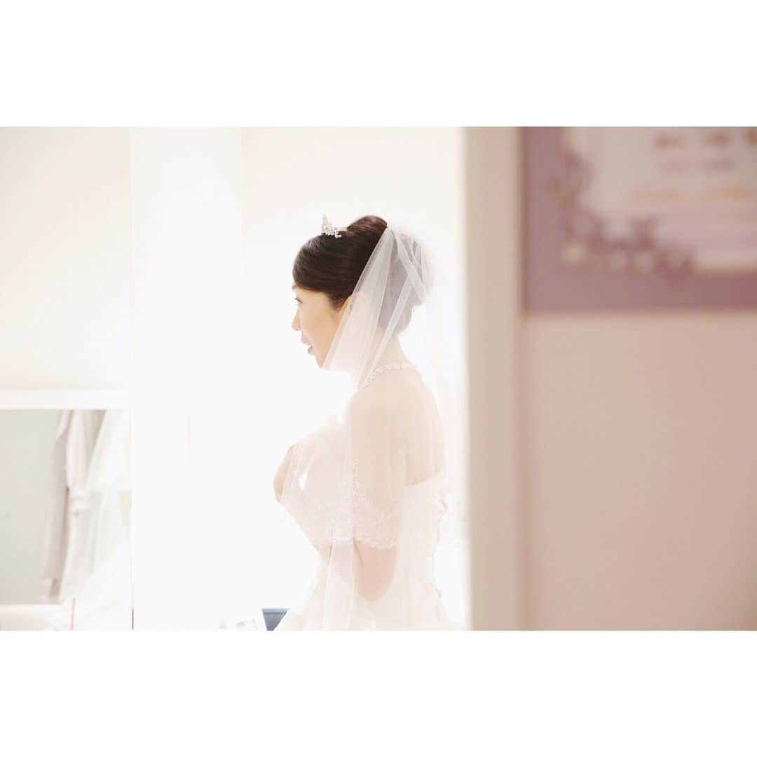 FAST WEDDING VITAのインスタグラム：「ご家族と和やかなご結婚式でした🎂✨ #fastweddingvita #ファストウェディングヴィータ #結婚式#結婚#結婚式場#ブライダル #チャペル#ウェディング #ウェディングレポ #プレ花嫁#卒花嫁#プレ花嫁卒業 #花嫁#花嫁ヘア #結婚準備#結婚式準備#結婚式DIY #日本中のプレ花嫁さんと繋がりたい #全国のプレ花嫁さんと繋がりたい #東京#品川区#天王洲アイル #ウェディングドレス #カラードレス #ウェディングフォト #フォトウェディング #結婚写真#結婚式前撮り#カメラマン」