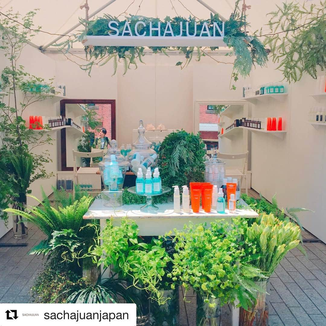 George&Oliverのインスタグラム：「#Repost @sachajuanjapan ・・・ . ”GREENROOM FESTIVAL '17”がスタートしました。 シンプルでグリーンをベースにしたサシャワンブースもオープンしています。 スタイリングイベントも開催しているので、お近くに来た際は是非お立ち寄りください。 . Date：5月20日(土)・21日(日) 11:00-21:00 Venue：横浜・赤レンガ地区野外特設会場 #greenroom #greenroomfestival #greenroomfestival2017 #sachajuan #sachajuanjapan #oceanmist #グリーンルーム #グリーンルームフェスティバル #グリーンルームフェスティバル2017 #サシャワン」