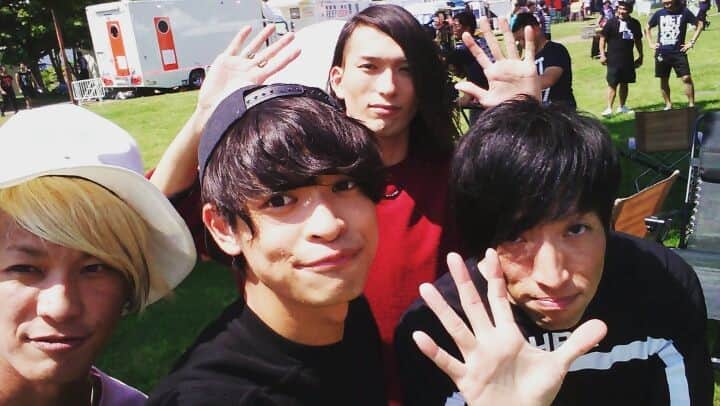 M-ON! MUSIC｜エムオンミュージックのインスタグラム：「トップバッターのTHE ORAL CIGARETTES*\(^o^)/* #あっ動画でしたね #自作自演 #ヴァイヴァイ #thepralcigarettes #オーラル #山中拓也 #鈴木重伸 #あきらかにあきら #中西雅哉 #monmusic #自撮り棒 #セルフィー #metropolitanrockfestival #メトロック #metrock #metropolitanrockfestival2017 #メトロック2017 #リアルタイムレポート#metrock2017 @the_oral_cigarettes_official @akrknakr」