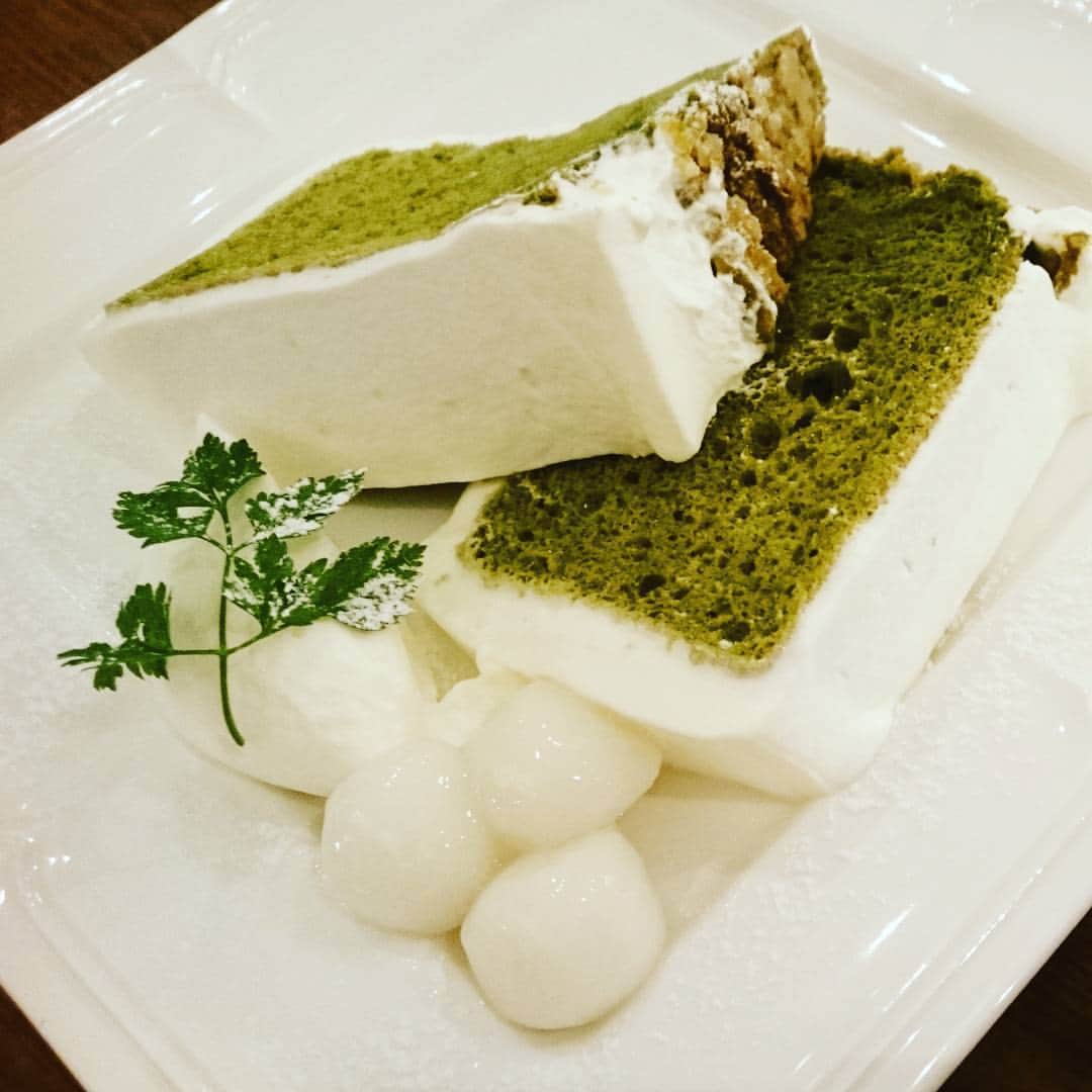 umedahankyusanfeliceのインスタグラム：「抹茶好きさん集まれ！ サンフェリーチェオススメデザートのシフォンケーキ、今月は抹茶のシフォンケーキです！ 静岡産の香り高い抹茶を使ったふわふわのシフォンケーキ。ザラメを入れているので、カリっとした食感がアクセントになっていますよ！みんな大好き白玉と、黒蜜を添えて提供しています！ 後10日ほどの限定メニュー！是非この土日にいかがですか？ #サンフェリーチェ#シフォンケーキ#抹茶#３時のおやつ#梅田#梅田カフェ#梅田カフェ巡り#阪急」