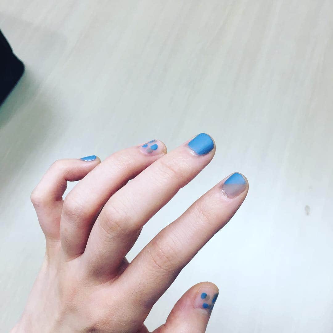 蒼山幸子さんのインスタグラム写真 - (蒼山幸子Instagram)「メイクさんがかわいい色のネイルをたくさん持ってきてくれて、いしし。 マットなトップコートって、かわいいねー。 悩んだけど青とグレーで塗ってみました なんとなくてるてるあめふりカラー☂️ #RMK #アイドルさん #ねごとの名物メイクさん #キャラ濃いめ」5月20日 16時00分 - sachiko_aoyama
