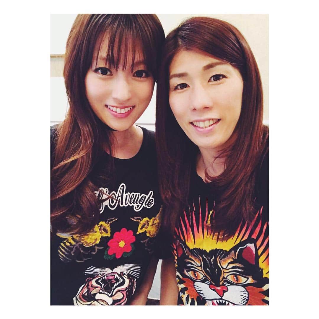 深田恭子のインスタグラム：「吉田沙保里ちゃんと一緒に横浜で 大野いとちゃんの舞台「春のめざめ」を観に行って来ました☘️ 観劇後、お買い物と中華街でお食事も出来て良い時間を過ごせました♥️沙保里ちゃんのこの服はロンドンオリンピックのユニフォームをイメージして選んだそうです🐯私は蜜蜂に惹かれて選んだら虎が❗️結果虎の日⭐️ #大虎子虎 #わたし...お揃いが...好き....!!! #吉田沙保里 さん #kyokofukada」