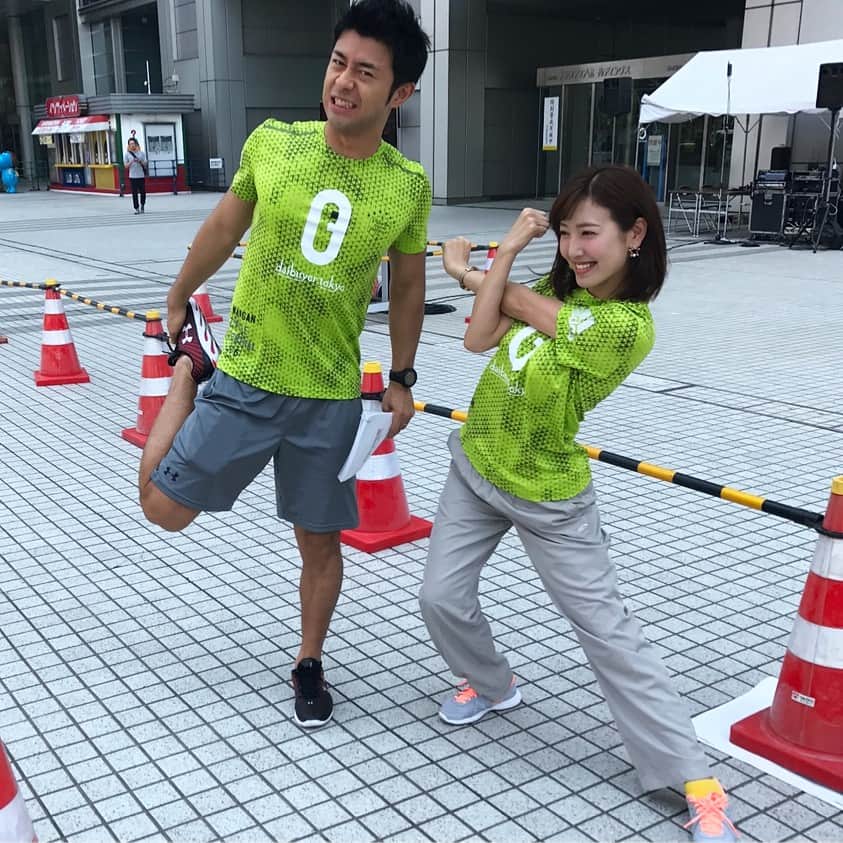 小澤陽子さんのインスタグラム写真 - (小澤陽子Instagram)「イベント司会、そして#レース実況 と…無事終わりましたーっ🙌🏻🌟 実況するには、その気持ちをわからないと…‼️と思い、私も走ってはみたんですが、、、😅 見てください。 準備運動中の、この余裕の表情(#Before)と、走り終わった後の苦しそうな表情(#After)との差…😱💦 #フジさん202大階段ダッシュ！ #202段を全力疾走💨  #参加してくださったみなさん、ありがとうございました😊 いやはや…疲れた。。（笑） 衣装の色が似ていた #武蔵野大学陸上部のみなさん 、 #大阪☆春夏秋冬 の皆さん 、 そして #このイベントを創り上げてくれたスタッフのみなさんと記念撮影📷 #長丁場お疲れ様でしたっ」5月20日 18時04分 - yoko.ozawa729