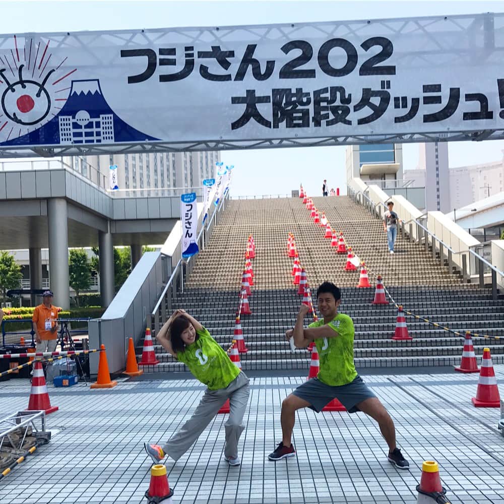 小澤陽子さんのインスタグラム写真 - (小澤陽子Instagram)「イベント司会、そして#レース実況 と…無事終わりましたーっ🙌🏻🌟 実況するには、その気持ちをわからないと…‼️と思い、私も走ってはみたんですが、、、😅 見てください。 準備運動中の、この余裕の表情(#Before)と、走り終わった後の苦しそうな表情(#After)との差…😱💦 #フジさん202大階段ダッシュ！ #202段を全力疾走💨  #参加してくださったみなさん、ありがとうございました😊 いやはや…疲れた。。（笑） 衣装の色が似ていた #武蔵野大学陸上部のみなさん 、 #大阪☆春夏秋冬 の皆さん 、 そして #このイベントを創り上げてくれたスタッフのみなさんと記念撮影📷 #長丁場お疲れ様でしたっ」5月20日 18時04分 - yoko.ozawa729
