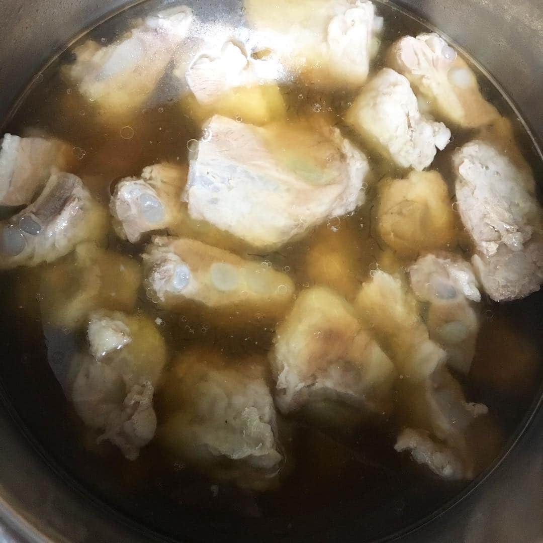 馬場裕之のインスタグラム：「豚バラ軟骨を圧力鍋で軽く煮て色々アレンジ☺️🍴」