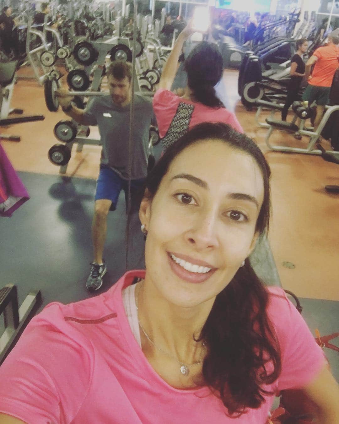 シェイラ・カストロのインスタグラム：「Parceira de sempre me ajudando a ficar forte!!! @ciaathleticabh 💪🏼💪🏼💪🏼#pretemporada #acabouamoleza #vempraciabh #ciaathleticabh」