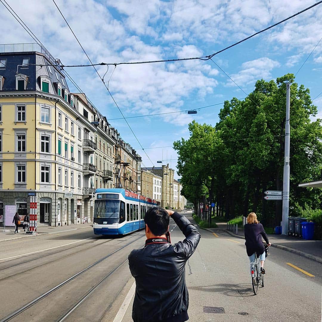 エアベルリンのインスタグラム：「Straight from Orlando to Zurich. My name is Thai @loewe7 and I will take you to this beautiful city for the weekend. Together with @eskimo @talisaminoush @allaboutelisa and @vielunterwegs , we're going to find out what Zurich has to offer. Today, we're on a food tour with @harrysding - stay tuned for our stories to find out more about our food adventure.  #airberlin #abtakeoff #visitzurich #foodzurich #ABnachZürich #Zurich」