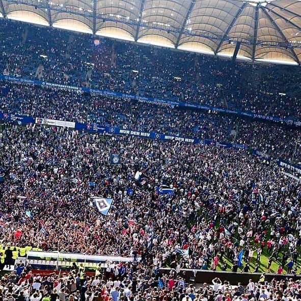 アンドレアス・ヒルツェルさんのインスタグラム写真 - (アンドレアス・ヒルツェルInstagram)「#hsv #unabsteigbar #volksparkstadion」5月21日 3時58分 - andihirzel