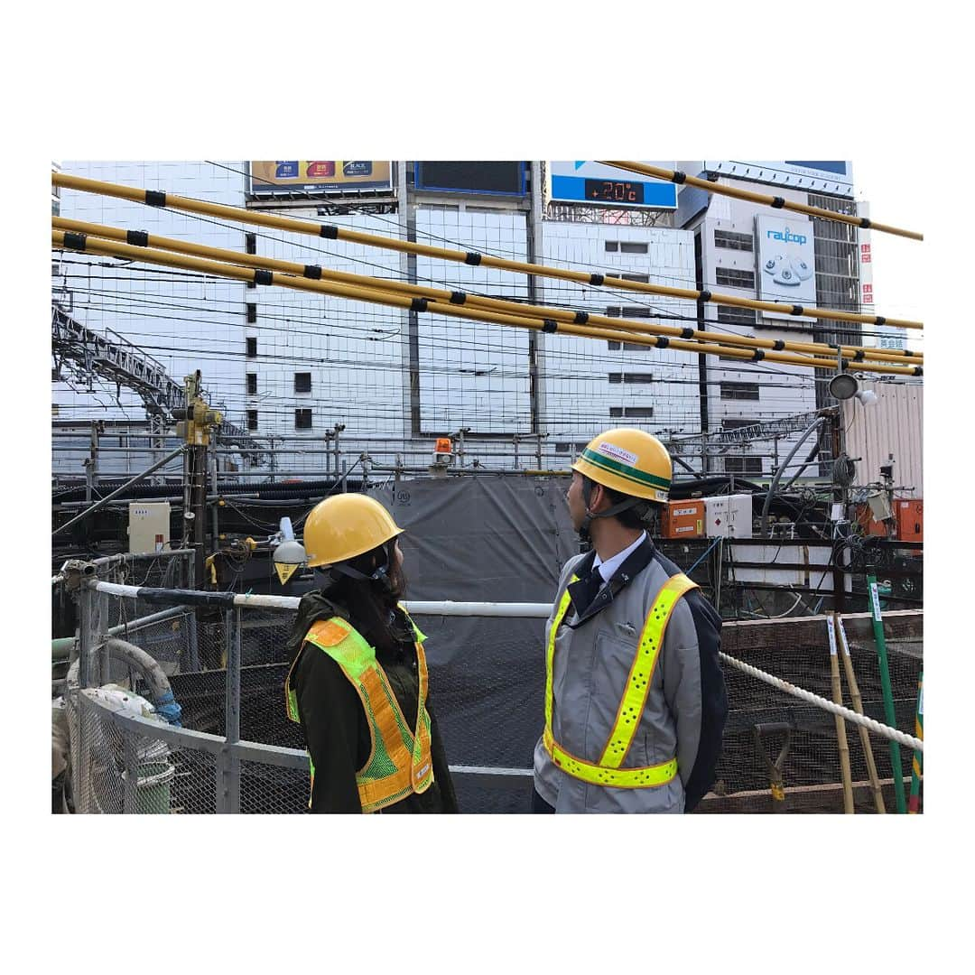 久冨慶子さんのインスタグラム写真 - (久冨慶子Instagram)「おはようございます☀️ 先日新宿駅の地下通路工事取材が放送されました！ 取材に対応してくださったJRの方と📷 通路の完成待ち遠しいですね😊 ＊ ＊ #テレビ朝日 #スーパーJチャンネル #久冨慶子 #アナウンサー #新宿駅 #JR ＊ ＊ 「折角だから電車を背景に撮りましょうか！」 「電車まだかな〜」 「あ！きました！きました！」 📷パシャ✨」5月21日 8時19分 - keiko0hisatomi