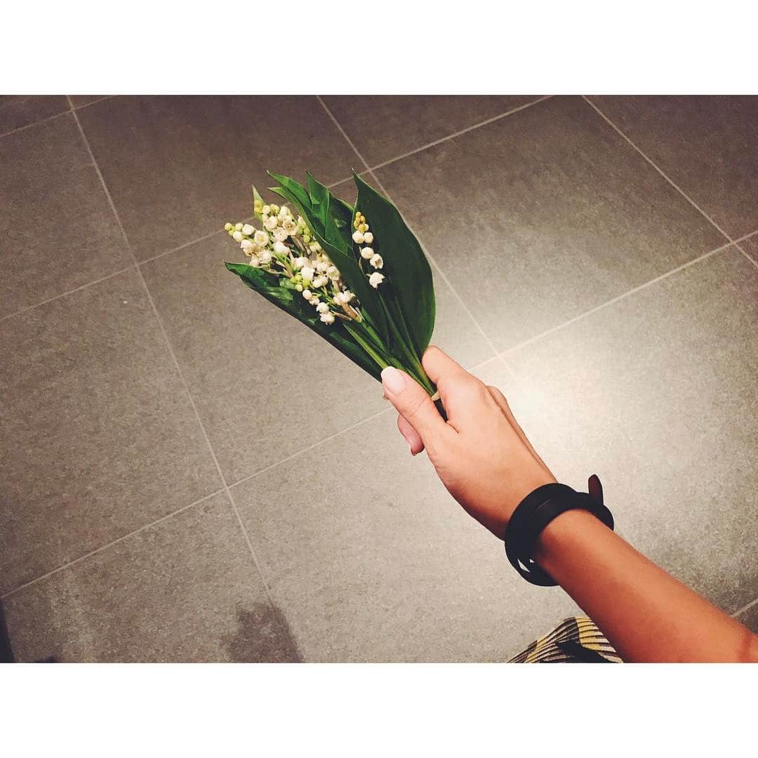 紗栄子さんのインスタグラム写真 - (紗栄子Instagram)「おはようございます！ 今日もいいお天気♡ 鈴蘭飾って今日もスタート*..♬♪‥☆‥♬*・* #鈴蘭 #可愛らしい名前 #すずらん」5月21日 9時21分 - saekoofficial