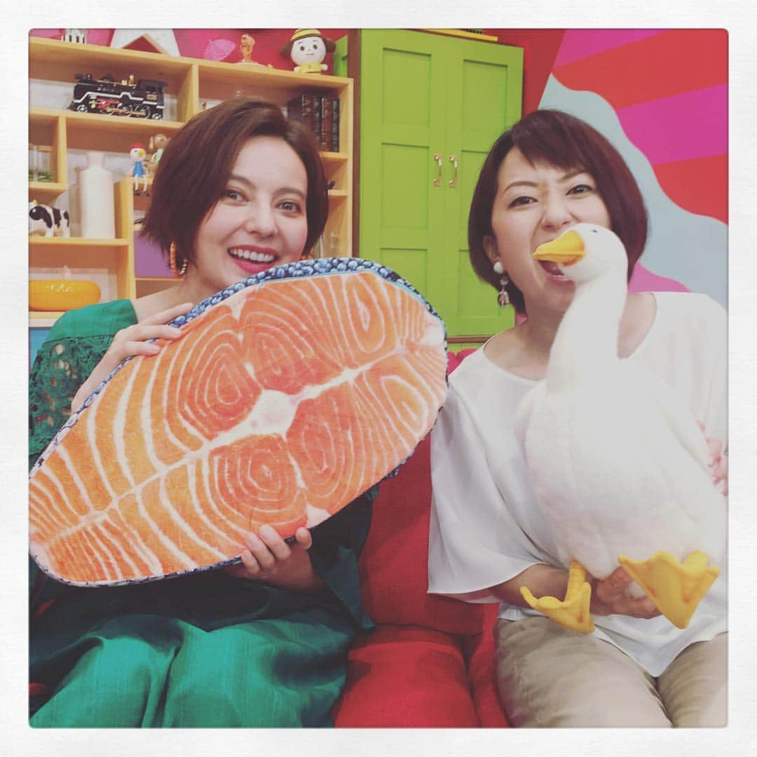 石井しおりさんのインスタグラム写真 - (石井しおりInstagram)「このあと一時から♪初めてのツーショットー😆♥️ #uhb #北海道からはじ◯TV #日曜 #お昼1時から #生放送 #ベッキー #千原ジュニア #ぴょこし #石井雅子 #福本義久 #石井しおり #札幌吉本芸人 #Yahoo! #はじまるハンティング #はじまるグルメ#Yahoo!天気 #芸人てんき予報」5月21日 12時48分 - shiori_hajimarutv