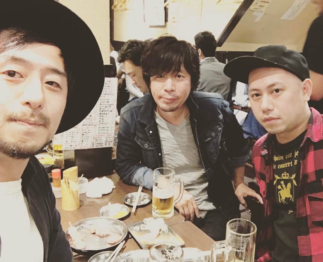 江畑兵衛さんのインスタグラム写真 - (江畑兵衛Instagram)「‪昨夜は、懐かしの人と飲めて最高でした。‬ ‪元C-999のベースの土屋氏とマネージャーのガースー。‬ ‪またライブやろう٩(๑❛ᴗ❛๑)۶‬  #四文屋」5月21日 12時54分 - ebatahyoue