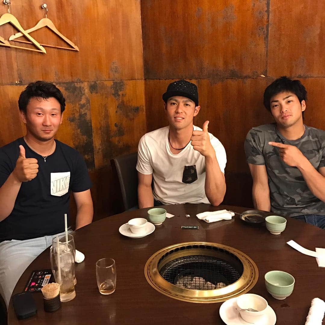 木村文紀さんのインスタグラム写真 - (木村文紀Instagram)「久しぶりの投稿だぁー 田代と高校の後輩、小林と焼肉🥓 火曜からまた勝つぞ✌️ #久しぶりのインスタ#焼肉#田代将太郎#ヤバイ痩せすぎ#太らないと」5月21日 22時51分 - fumikazu_kimura9