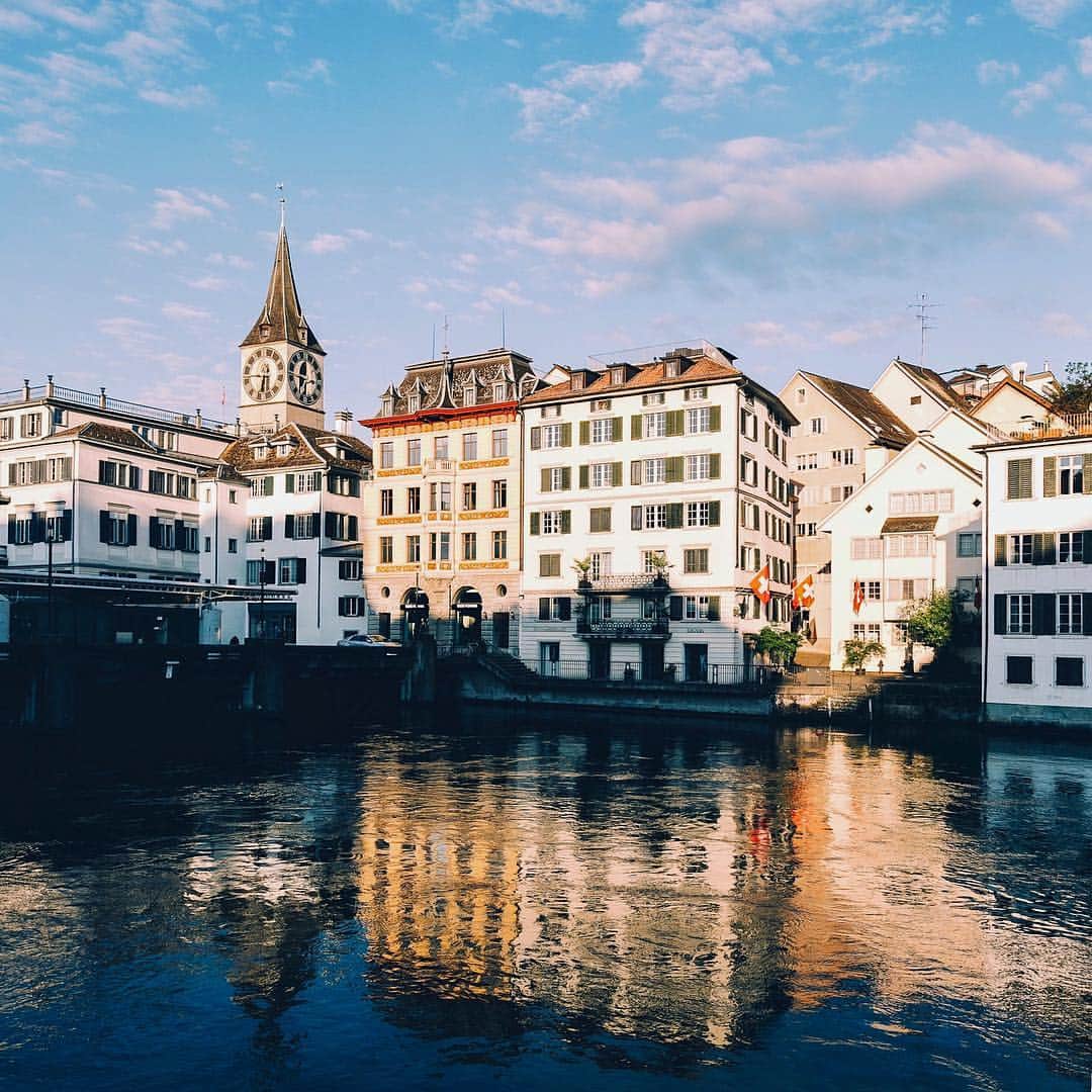 エアベルリンのインスタグラム：「We've been enjoying Zurich so far. The narrow alleys along the river are one of the city's nicest places. I captured this shot near Rudolf-Brun-Brücke right after sunrise #ABnachZürich Photo by @loewe7  #airberlin #abtakeoff #visitzurich #foodzurich  #zurich #alleysofzurich」