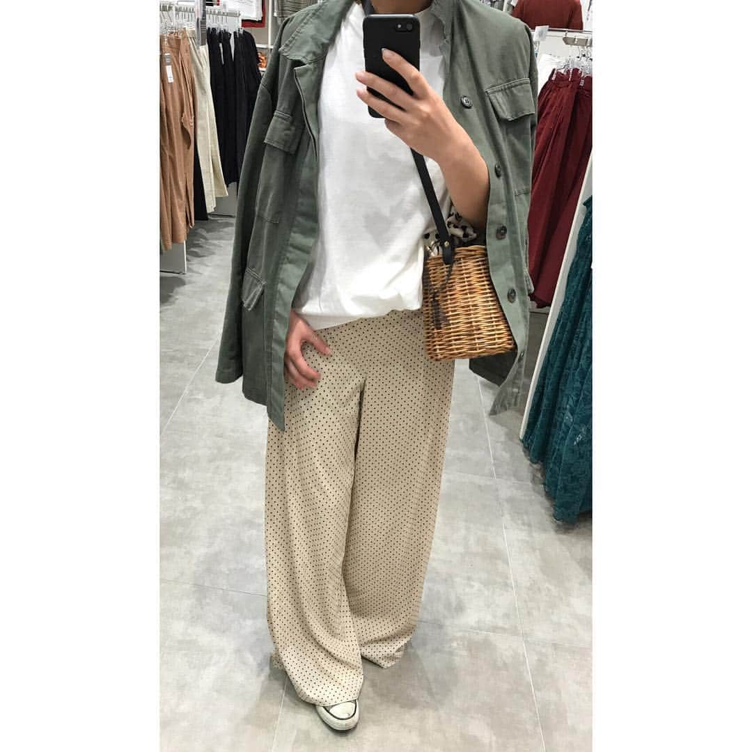 teeemu017のインスタグラム：「たまたまのドットオンドット笑  #ootd#outfit#fashion#code#ファッション#コーデ#コーディネート#シンプル#ママコーデ#ママファッション#プチプラ#着回し#着回しコーデ#ヘビロテ#vintage#hanes#converse」