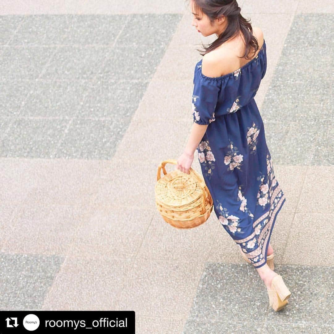 レアンナのインスタグラム：「#Repost @roomys_official (@get_repost) ・・・ . 【 IN STORE NOW 】 #dress >> ROYAL PARTY パネルプリントオフショルダーマキシワンピース --------------------------------------------------- 商品はTOPのURLよりチェック▶︎▶︎ @roomys_official --------------------------------------------------- #roomys #royalparty #miia #spiralgirl #girl #code #styling #flower #オフショル #マキシワンピ .」