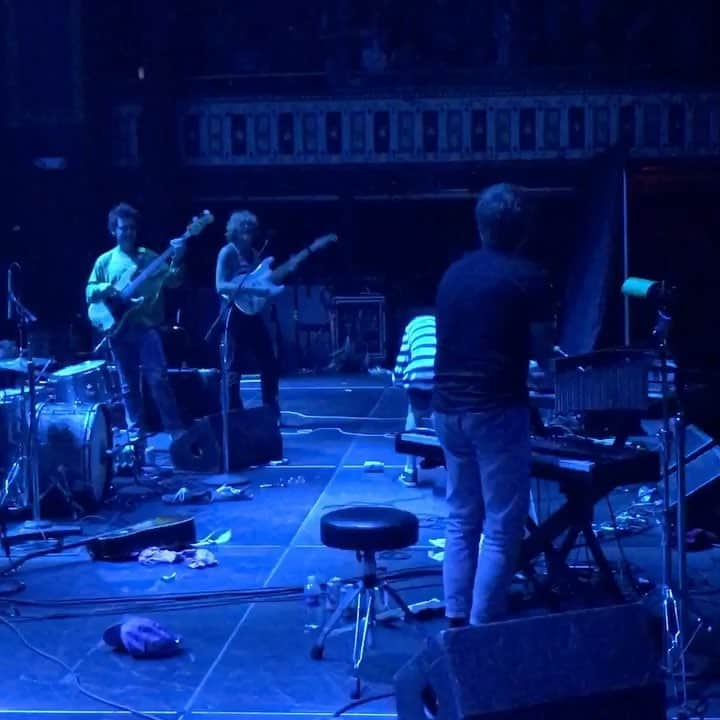 ナタリア・ダイアーのインスタグラム：「this lil monster shredding at the @macdemarco show last night ⚡️👹⚡️」