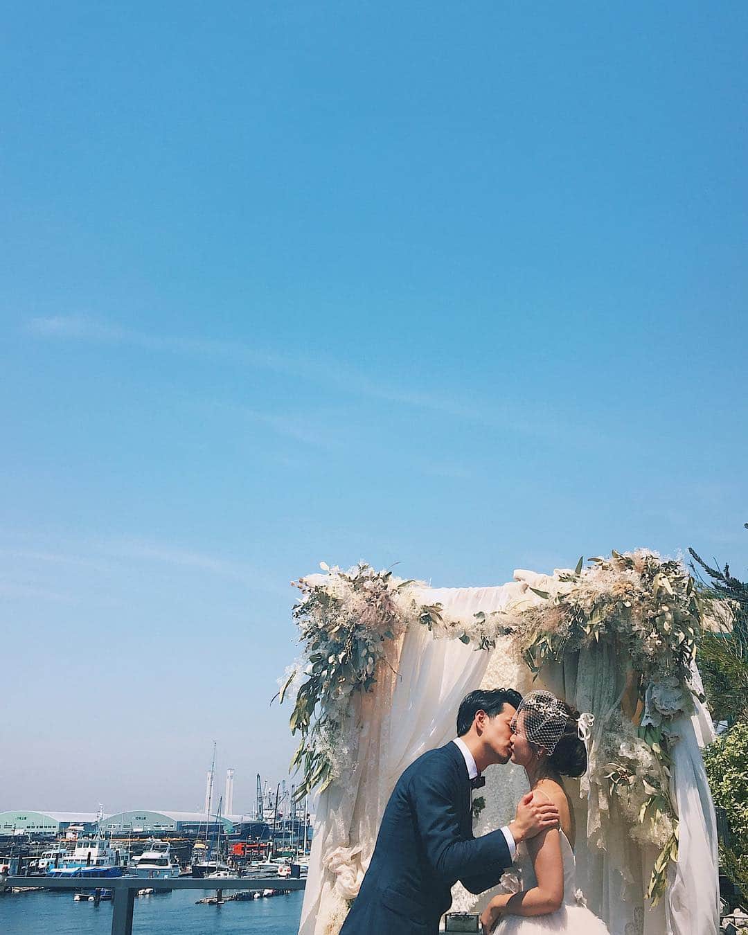 猪鼻ちひろのインスタグラム：「Thank you for a lovely day. 一夜明けても、幸せの余韻が冷めない😫🌹❣️ 息を飲むほど綺麗な直ちゃん、 全ての写真が絵になりすぎ🤤(この写真も超お気に入り♡) . ちゃんと話すのは初めての旦那様。そして、2人のことが大好きな周りの方々に逢えたのも嬉しかった☺️💕💍 #ちゅー💋 #素敵すぎた会場写真 #まるで夢の世界 #緑とお花でいっぱいの世界 #全部ブログに載せたよ🍃」