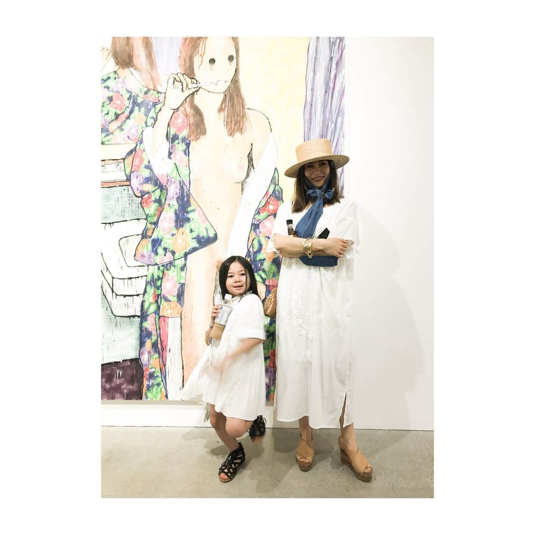 串戸ユリアさんのインスタグラム写真 - (串戸ユリアInstagram)「Here today gone tomorrow.  Congrats @madsaki and lovely @lommigram ❤︎❤︎❤︎ At #kaikaikikigallery  だいすきなロミちゃんをマッドなマドサキサンが描くとか言うなんとも最高な作品たち！❤︎ レセプションはたくさんの人たちが。 そしてわたしが大好きなDJ, @djqs が回ってるとか最高の環境🔥🔥🔥 一か月とか展示してるみたい！！ あとヨネちゃん、ポラありがとう〜 @yone69harajuku  #madsaki #artshow #party #congrats #kaikaikiki #DJQS  最後の写真はなぜかびっくり顔のわたしとイリ天使👼🏻 二次会のせいで毎度のどなたさんがあわや大惨事w」5月22日 12時44分 - yuriavodka