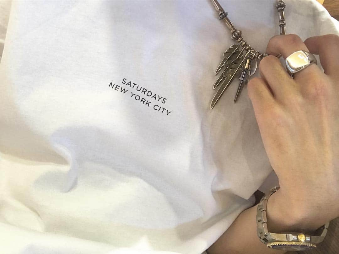 雄三 雨宮さんのインスタグラム写真 - (雄三 雨宮Instagram)「もしかしたら今年はシンプルなTシャツが好みかもしれない🤔  #saturdayssurfnyc #larrysmith #tomwood #rolex」5月22日 13時39分 - amezooon