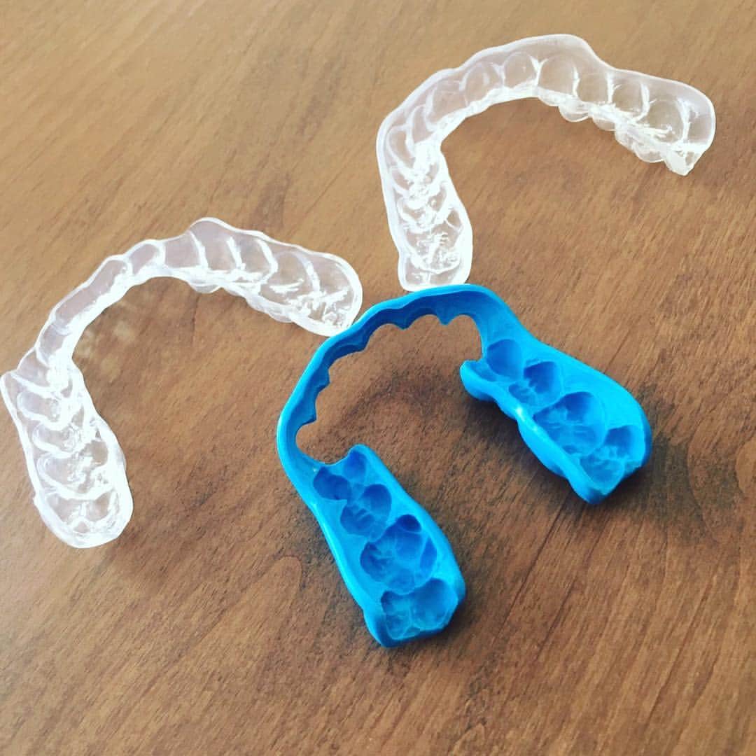 石井講祐のインスタグラム：「今シーズン使用させていただいたPROTECT GUMさんのマウスピース😁 厚さや色、形状が違う種類がたくさんあり、自分に合うフィットのものを選ぶ事が出来ます‼︎ 今まであんまりマウスピースは得意じゃなかったけど、PROTECT GUMさんのものはすんなりつけることが出来ました^(^^) マウスピースは歯の保護だけでなく、パフォーマンス向上にもとても役立つので、子供達などどのカテゴリーでも必要だと思います‼︎ 皆さんも是非お試しください^_^  今シーズンありがとうございました😊  #千葉ジェッツ #PROTECTGUM #プロテクトガム #プロガム #マウスピース」