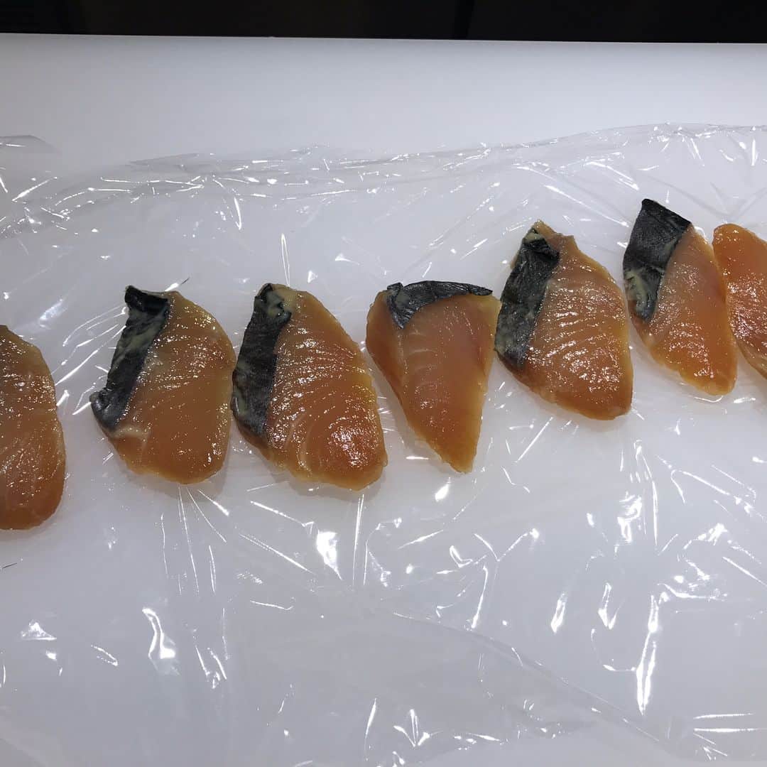 鮨処 然のインスタグラム：「こんばんわ。  明石の鰆を味噌漬けにしてみました。 もちろんお刺身でもご提供させて 頂きましたが、せっかくなので一部を 味噌漬けして焼き物で。  それと当店の名物とも言えます 「煮アナゴ」 伝助との食べ比べをまず初めに 召し上がって頂きます。  週初めの月曜なのでシャリを 合わせます。ネタはもちろんの事 やはりシャリの出来いかんで お寿司は変わります。  当店のシャリは「シャリこま」なので 女性の方でも一口で大丈夫です。  #鮨処然 #北新地 #西梅田 #寿司 #鮮魚 #sushi #日本酒 #sake」