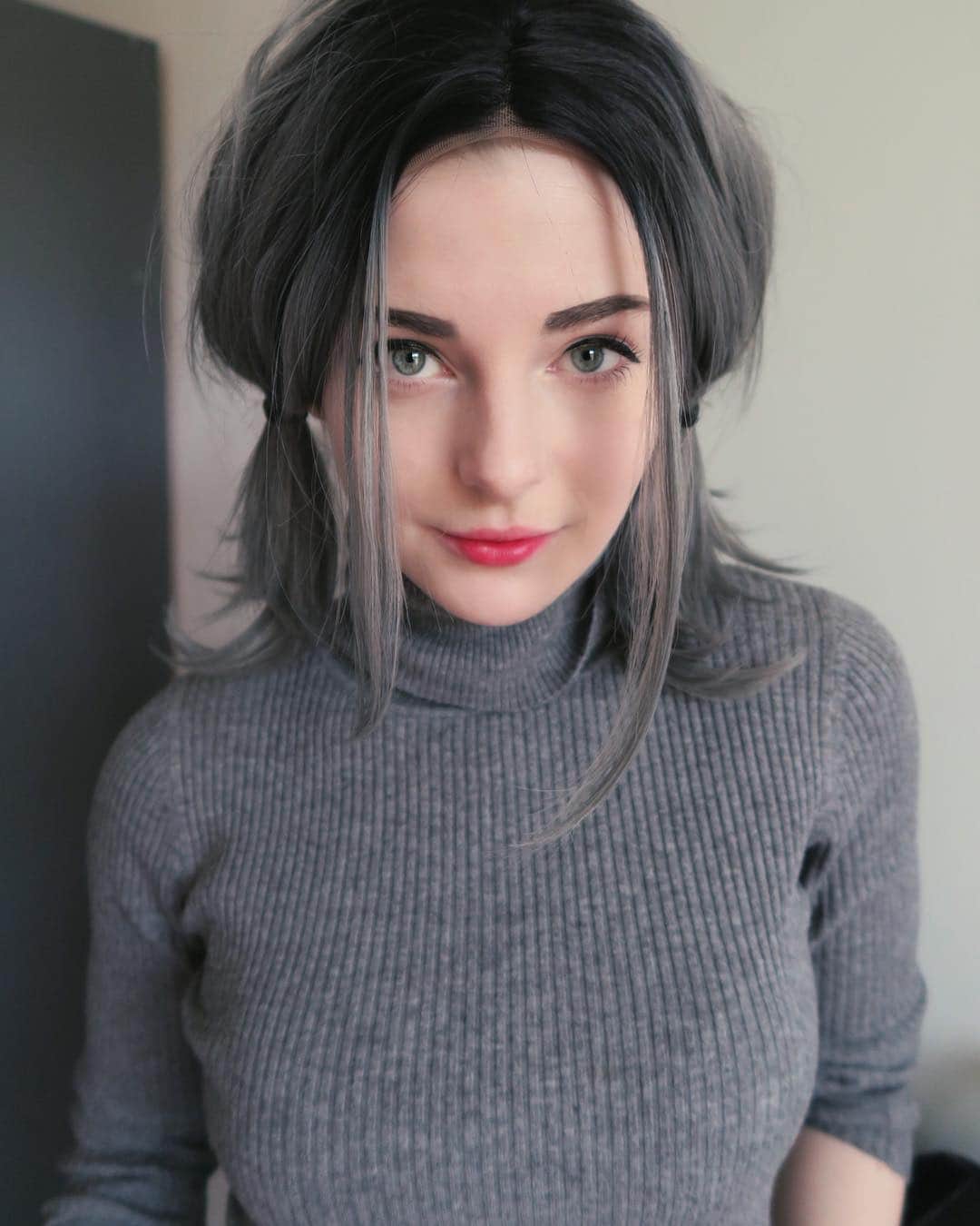 Ella Freyaさんのインスタグラム写真 - (Ella FreyaInstagram)「Trying this lacefront wig @uniwigs sent me and so far I love this look even though I'm absolutely not used to seeing myself without a fringe (and as you can see I haven't cut the lacefront yet). Would you want me to do a youtube video on this look? Oh, and I have a coupon code to get 12% off all wigs from #uniwigs, it's "AK10".」5月22日 19時13分 - ella.freya