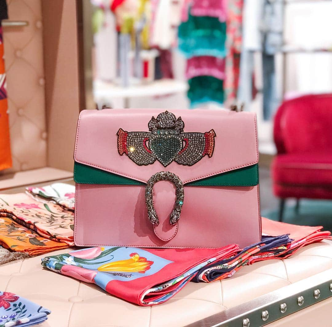 Harrodsさんのインスタグラム写真 - (HarrodsInstagram)「Pretty in #pink... We 💖this #HarrodsExclusive bag, courtesy of @gucci. #Superbrands (First Floor)」5月22日 19時30分 - harrods