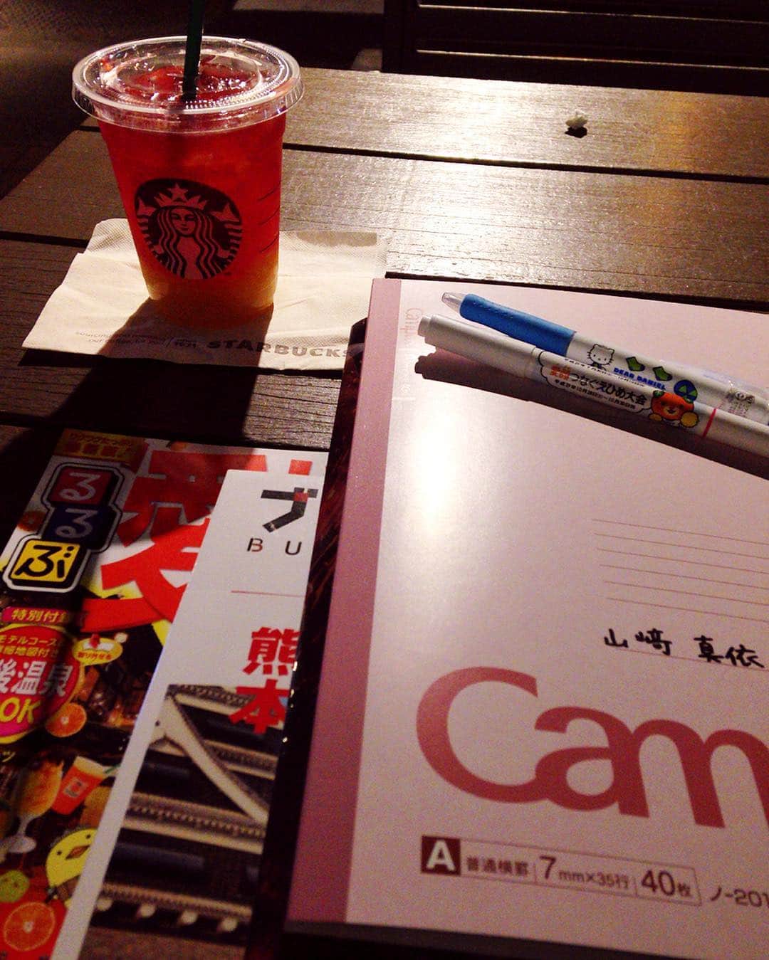 山﨑真依さんのインスタグラム写真 - (山﨑真依Instagram)「仕事終わったのでスタバでお勉強。  がーんばるぞー。  #スタバ#スタバで勉強って学生みたい」5月22日 20時43分 - yamasaki_mai0215