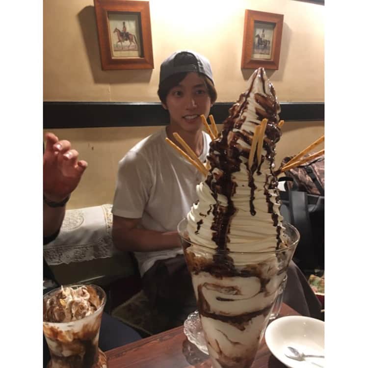 山崎晶吾さんのインスタグラム写真 - (山崎晶吾Instagram)「キングパフェ🍦!! 甘党の山﨑！惨敗しました😵!! #キングパフェ #惨敗 #当分甘いの食べたくない #けどカバン開けたら #生キャラメルチョコチップパンでてきた #ブログ更新 #山﨑晶吾」5月22日 20時58分 - yamazakishogo