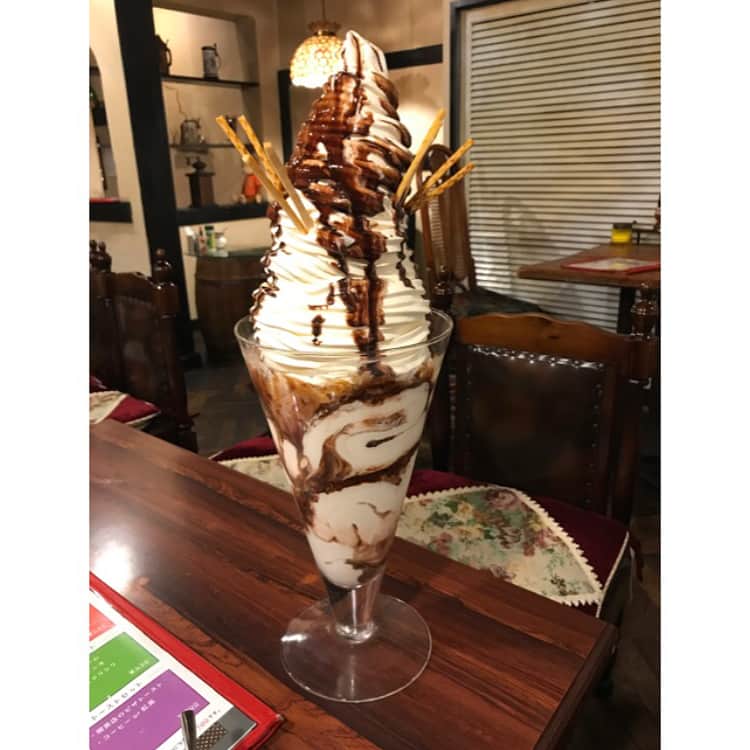 山崎晶吾さんのインスタグラム写真 - (山崎晶吾Instagram)「キングパフェ🍦!! 甘党の山﨑！惨敗しました😵!! #キングパフェ #惨敗 #当分甘いの食べたくない #けどカバン開けたら #生キャラメルチョコチップパンでてきた #ブログ更新 #山﨑晶吾」5月22日 20時58分 - yamazakishogo