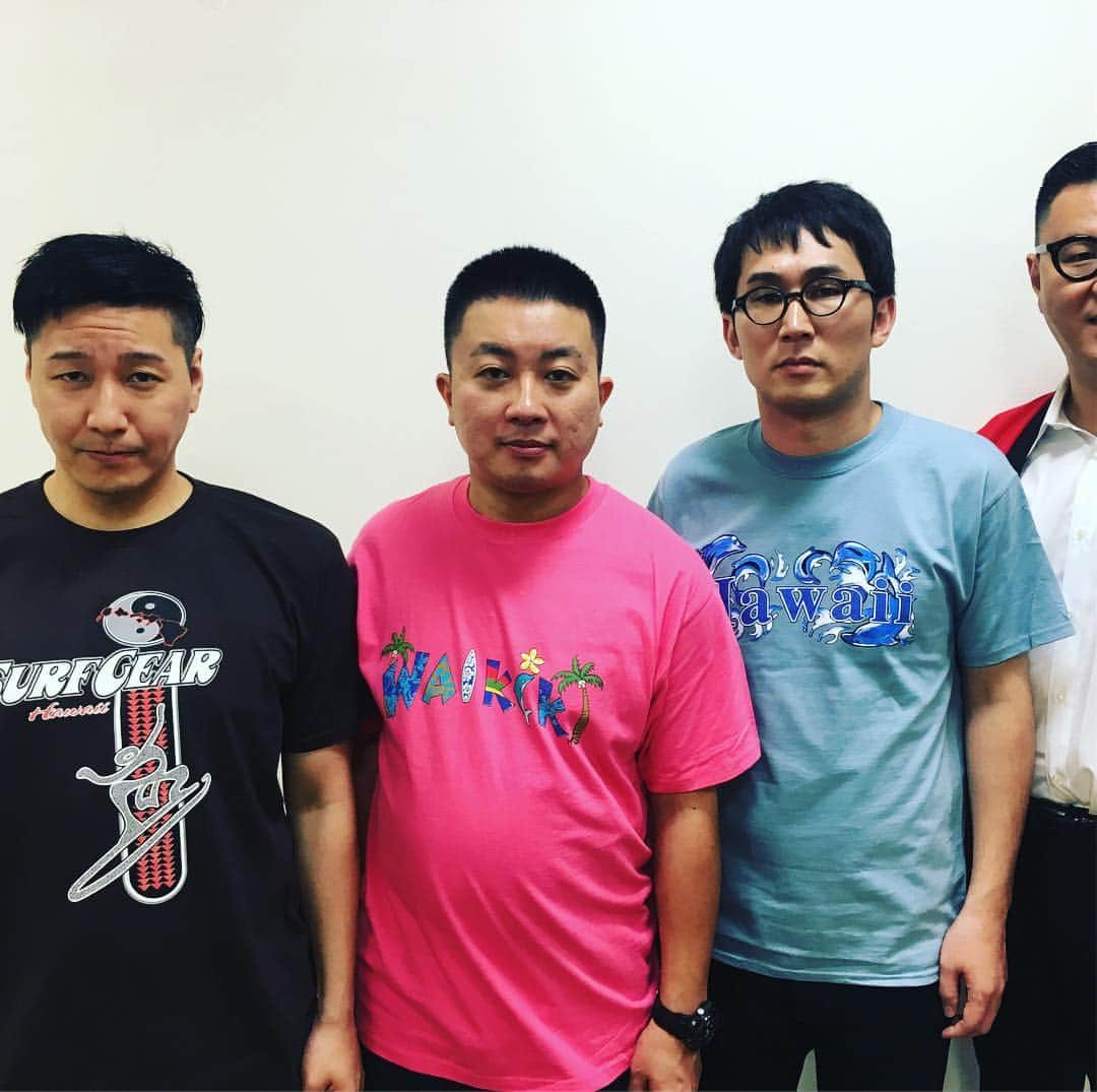 長田庄平のインスタグラム：「チョコンヌでネタパレ収録でしたー #マッドの新婚旅行のお土産Tシャツ #ハワイ #劇ダサ仕様 #ネタパレ #7月7日放送 #フジテレビ #チョコレートプラネット #シソンヌ #チョコンヌ」