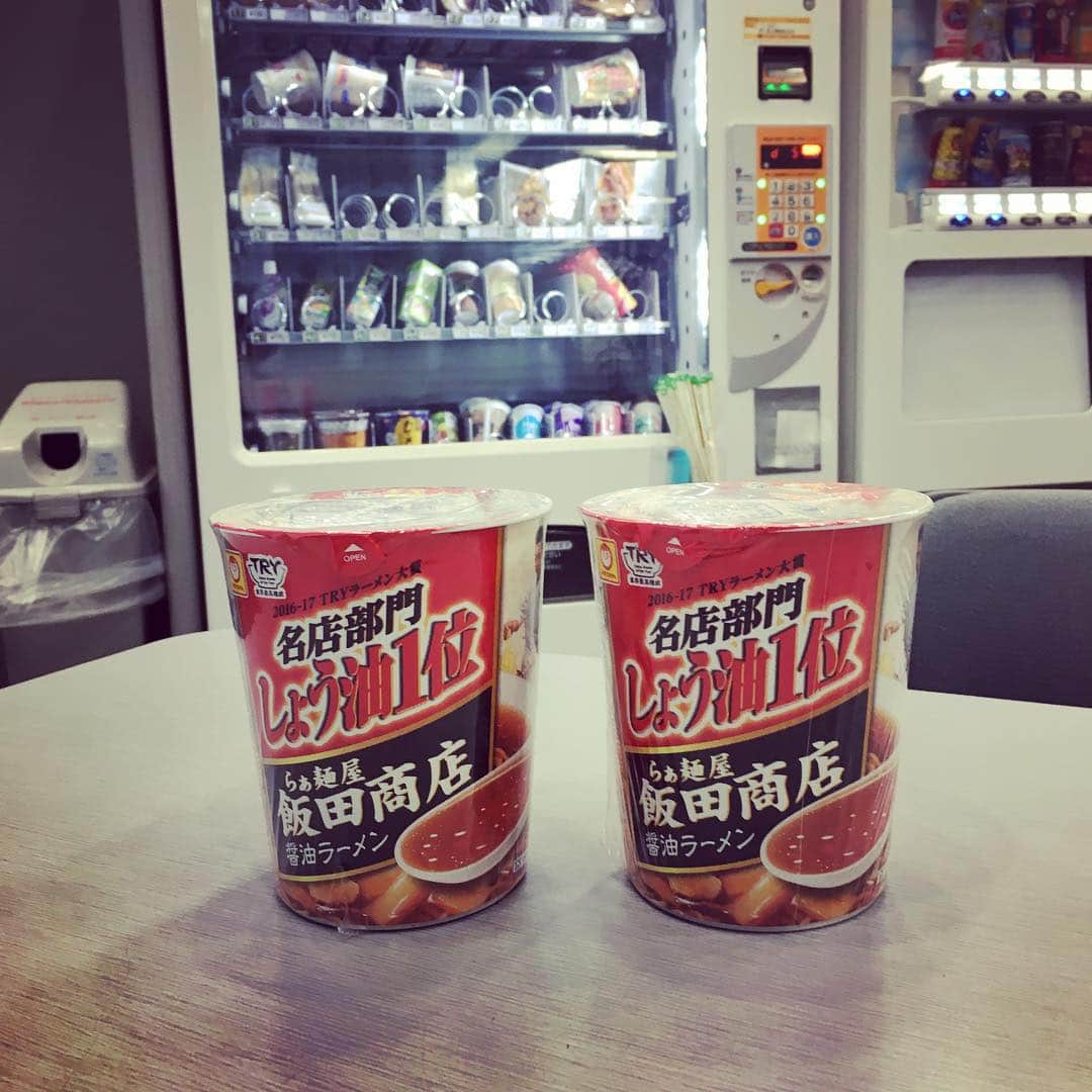 志摩有子さんのインスタグラム写真 - (志摩有子Instagram)「編集部の販売機で、なんと飯田商店のカップ麺見つけた。うう、こんなところで出会えるとは！ #飯田商店 #カップラーメン #マルちゃん #とりあえず二個買う」6月6日 17時19分 - ariko418